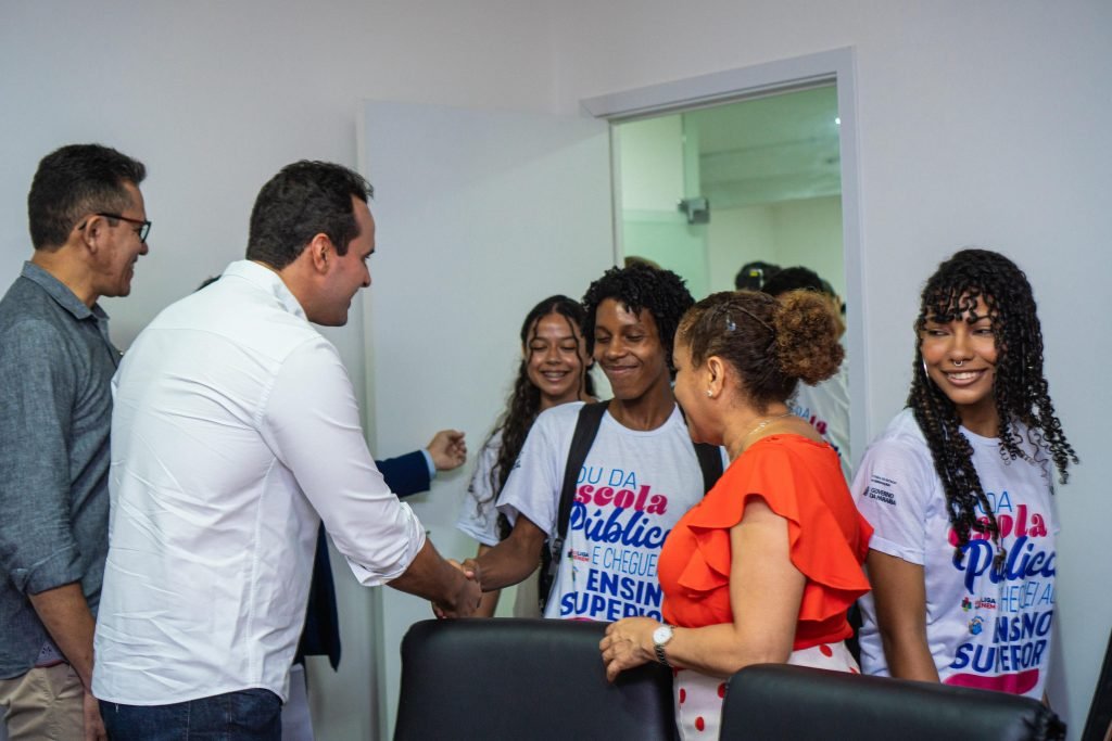Governador em exercício recebe aprovados no Sisu e atribui conquista aos investimentos feitos na educação paraibana